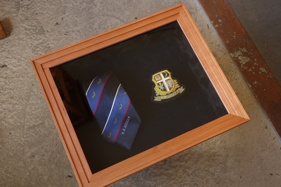大学のネクタイとエンブレムを飾るブラックチェリーの箱型額縁(立体額)